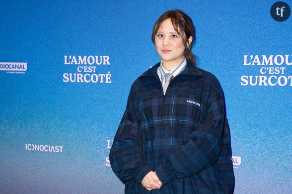 "Ça m'a poussée à être marrante ça, dit-elle au sujet de ses complexes. C'est comme ça que je fonctionnais par rapport au monde, c'est comme ça que je me suis fait ma place."