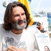 "Le féminisme ce n'est pas une guerre des sexes !" : Frédéric Beigbeder confronté à une célèbre figure militante lors d'un débat