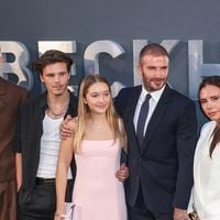 "Une trentenaire n'a rien à faire avec un adolescent" : le fils des Beckham en couple, sa copine plus âgée fortement critiquée