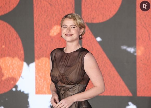 L’avez-vous remarqué ? La mode est de nouveau au corset. Auréolé d'effets "nude" tendance naked dress, intensément dans l'air du temps.

Tout récemment c’est Margot Robbie, autre égérie fashion redoutable, qui l’arborait afin de magnifier la DA très Chroniques des Bridgerton de son tout dernier film, le très malaimé Hurlevent. Et charli xcx, la reine de l’hyperpop et compositrice de la musique dudit film, de faire de même. Des looks iconoclastes qui en assumant leur dimension décalée en deviennent paradoxalement atemporels.