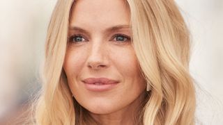 Une femme dont le mari est plus jeune ? “Ca reste encore à banaliser”, déplore cette grande actrice face aux mots “Cougar” et “Milf”