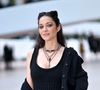 C'est l'arrivée de Marion Cotillard au défilé Chanel qui a particulièrement choqué les internautes. On y voit l'actrice toute habillée de noire, vêtue d'une jupe courte laissant apparaître ses jambes moulées dans une paire de collants.