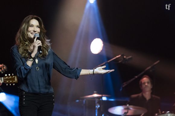 "Tu ne vas quand même pas regarder tous les commentaires, tu dois faire attention, protéger ton âme de tout ça", a dit Carla Bruni à sa fille pour la mettre en garde sur les méfaits des réseaux sociaux.