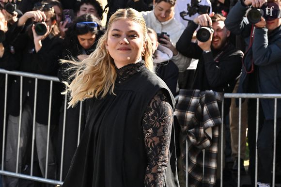 “Magnifique”, “déesse”, “reine” : Louane se dévoile en bikini à Ibiza et affole ses fans