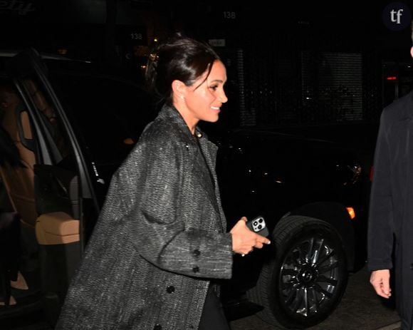 On y voit le couple royal en train de danser dans la chambre d'hôpital.