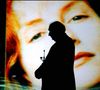 L'une des rares auprès de Deneuve à revendiquer son aura-mode et ses styles volontiers exubérants bien au delà de sa soixantaine. Un bon coup de pied à l'âgisme ordinaire, c'est évident. Isabelle Huppert a de nouveau défrayé la chronique cette semaine à la Fashion Week, en arborant un look des plus... Sidérants. Et qui clive intensément, naturellement...