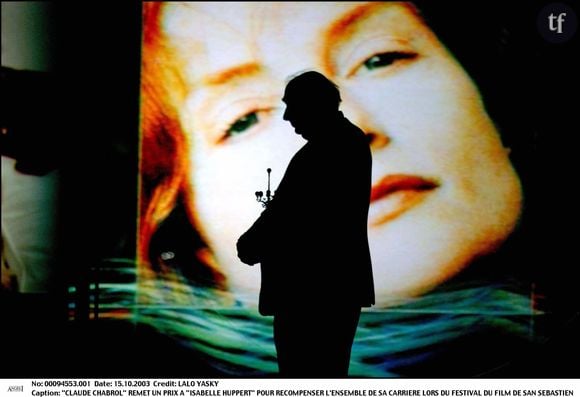 L'une des rares auprès de Deneuve à revendiquer son aura-mode et ses styles volontiers exubérants bien au delà de sa soixantaine. Un bon coup de pied à l'âgisme ordinaire, c'est évident. Isabelle Huppert a de nouveau défrayé la chronique cette semaine à la Fashion Week, en arborant un look des plus... Sidérants. Et qui clive intensément, naturellement...