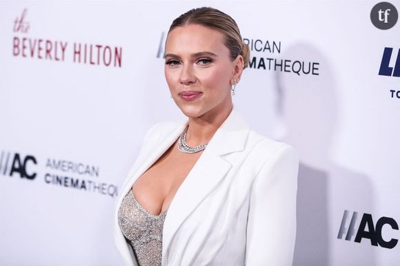 Scarlett Johansson est égale à elle même alors qu'elle promeut son nouveau blockbuster post Marvel, le très attendu quatrième Jurassic World. Et elle flamboie avec ce look qui l'érige encore plus en diva hollywoodienne d'antan. Adepte des blockbusters popcorn comme des oeuvres auteuristes, celle qui se contente de sa voix (Her) ou de quelques répliques balancées de profil (Asteroid City) pour asseoir son aura n'a jamais été aussi iconique. Preuve en est ? Son tout nouveau style en pleine promo du prochain Jurassic World.
