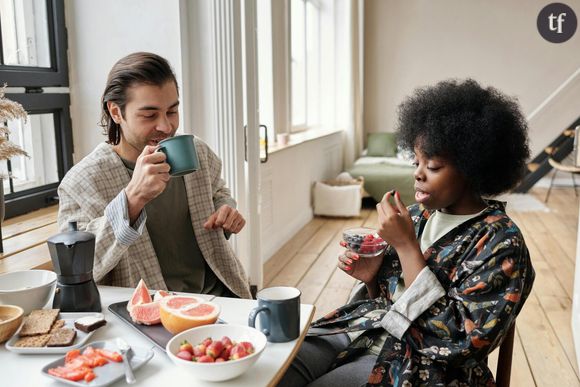 Dans un système où le 50-50 est la règle, les femmes se retrouvent doublement pénalisées : elles contribuent autant financièrement que leur conjoint malgré des revenus souvent inférieurs, tout en assumant la majorité du travail domestique non rémunéré.