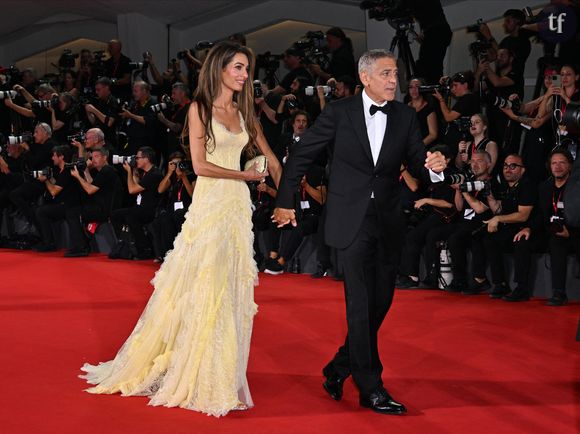 Aux bras de son cher et tendre George, l'avocate et conférencière est plus lumineuse que jamais. L'effet secondaire bienheureux de l'amour pour Amal. Les images relayées par Paris Match témoignent de cet halo... Aura malheureusement malmenée par les internautes.