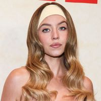 "Un corps magnifique", "encore elle ?" : Sydney Sweeney s'affiche en body pour Jimmy Choo et les avis sont mitigés