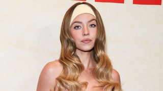 "Un corps magnifique", "encore elle ?" : Sydney Sweeney s'affiche en body pour Jimmy Choo et les avis sont mitigés