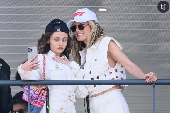 Leni Klum a elle aussi confié à Glamour Allemagne ne pas trop s'attarder sur les commentaires négatifs : "J'essaie de me rappeler que quoi que l'on fasse, il y aura toujours quelqu'un qui n'aimera pas". 

Leni Klum suit le même chemin que sa mère

Leni, la fille d'Heidi Klum et de l'homme d'affaires italien Flavio Briatore, a été adoptée par Seal durant son mariage avec le mannequin, en 2009. Son père biologique ne l’a jamais reconnue. Bien que la jeune fille se soit vu proposer des contrats de mannequinat tout au long de son enfance, la compagne de Tom Kaulitz a attendu que sa progéniture soit prête avant de l'autoriser à entrer dans ce secteur. Leni a officiellement débuté sa carrière de mannequin en 2020. À 16 ans, elle fait la Une de l'édition allemande du magazine Vogue. La décision d'Heidi d'attendre que Leni soit assez âgée était motivée par son désir de protéger sa fille des pressions de la célébrité, même si de toute évidence la "nepo baby" assumée trace son chemin dans les pas de sa mère.