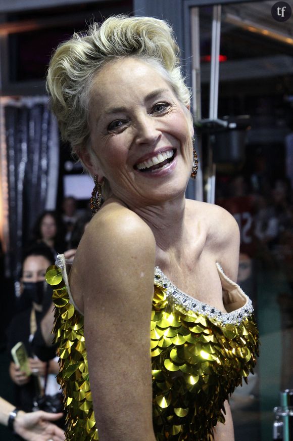 "J'ai effectivement matché avec Sharon Stone sur l'appli de rencontres Raya...", témoigne l'artiste sur Télématin. "C'est une appli VIP. Je pensais que c'était une fausse Sharon Stone, mais je lui ai posé une question que seule la vraie pouvait éclaircir, sur sa venue à un gala de charité qui n'avait pas encore été annoncé publiquement, pour la fondation Jane Goodall !"