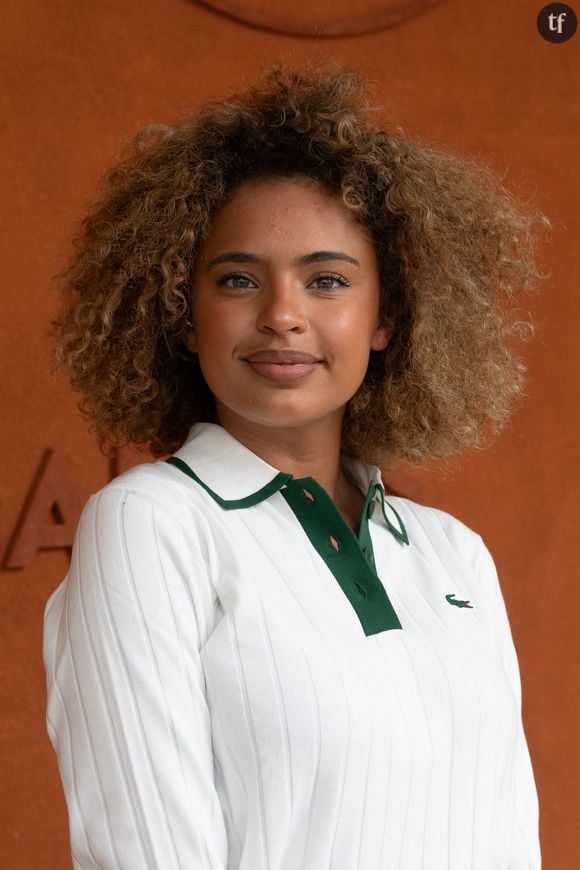 “J’ai commencé à poster des photos et j’ai été extrêmement sexualisée, raconte-t-elle, aujourd’hui âgée de 21 ans. Et je m’en suis rendue compte il y a seulement quelques années, je dirais il y a un ou deux ans. À cette époque-là, quand j’avais 14-15 ans, je ne m’en rendais pas compte à quel point j’étais hypersexualisée par des hommes plus âgés que moi et majeurs.”