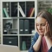 Mais pourquoi on aime tant... détester ? J'ai enquêté sur le phénomène du "hate watching" (et ça m'a emmené très loin)