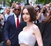 Invitée au défilé Calvin Klein ce vendredi 12 septembre, Lily Collins a enflammé les réseaux sociaux avec son ventre ultraplat et sa silhouette, que beaucoup d’internautes ont jugée trop maigre. Vêtue d'un crop top à bretelles et d’une jupe mi-longue ornés de paillettes, l'actrice de 36 ans n'a pas pu échapper aux commentaires liés à son corps. 

"Elle est complètement décharnée", "La peau sur les os", "Ce n'est vraiment pas sain", "J'ai arrêté de regarder Emily in Paris parce que je ne pouvais plus regarder son corps émacié, c'est très alarmant", "Où sont ses organes ?", peut-on, entre autres, lire sur les réseaux sociaux.