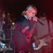 "Votre souci, c'est que ce n'est pas un homme !" : le leader de ce groupe de rock mythique des années 2000 défend sa chanteuse face aux machos