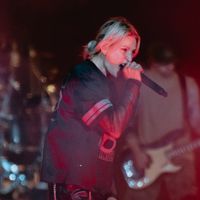 "Votre souci, c'est que ce n'est pas un homme !" : le leader de ce groupe de rock mythique des années 2000 défend sa chanteuse face aux machos