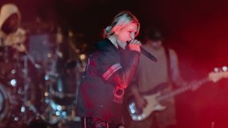 "Votre souci, c'est que ce n'est pas un homme !" : le leader de ce groupe de rock mythique des années 2000 défend sa chanteuse face aux machos