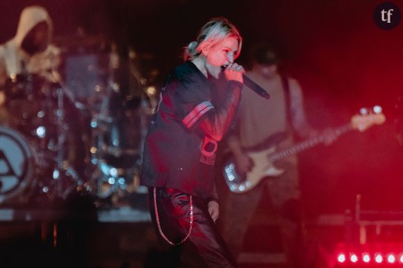 "Votre souci, c'est que ce n'est pas un homme !" : le leader de ce groupe de rock mythique des années 2000 défend sa chanteuse face aux machos