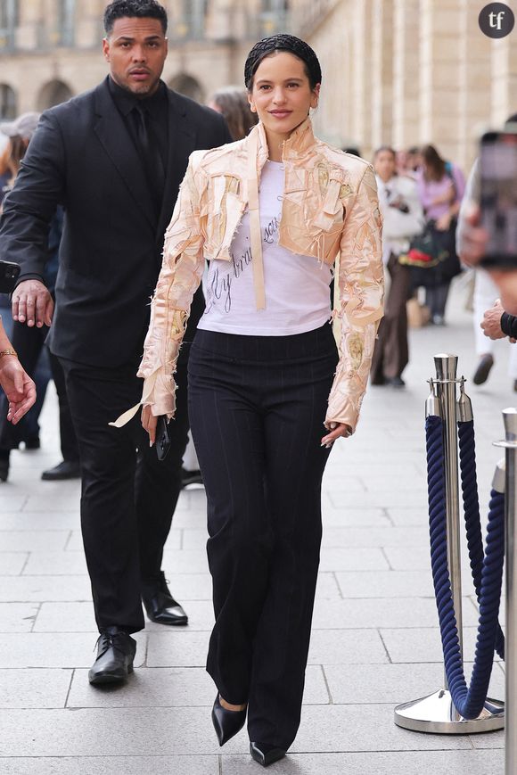 Rosalia est présente à Paris pour assister à la Fashion Week.