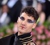 Darren Criss, star de la série Glee, a fait une apparition remarquée sur le tapis rouge en portant une longue jupe, et forcément, ça fait réagir.