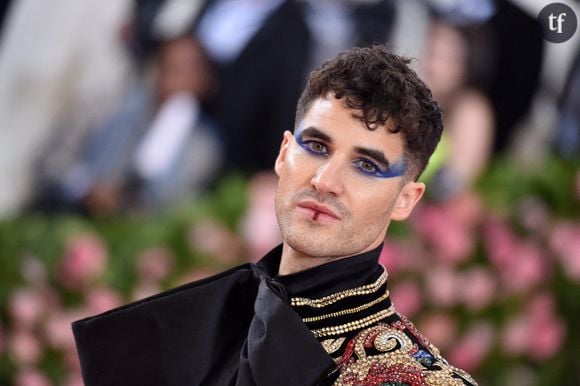 Darren Criss, star de la série Glee, a fait une apparition remarquée sur le tapis rouge en portant une longue jupe, et forcément, ça fait réagir.