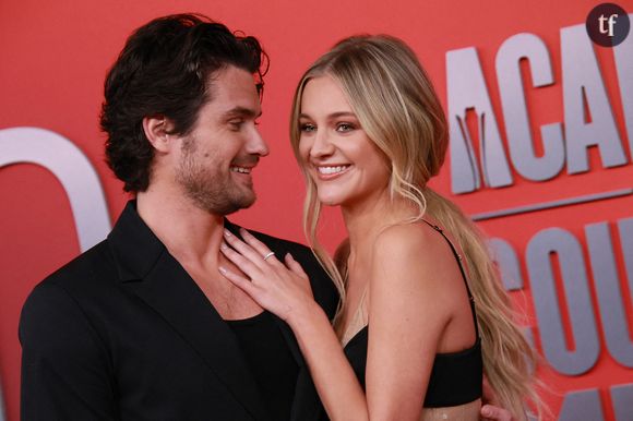 Après que la chanteuse ait posé solo pour les photos, elle a été rejoint par son compagnon, Chase Stokes. L'acteur portait un costume noir, élégant et un brin rétro. Sur Instagram, les fans de la chanteuse sont restés bouche bée devant son look : "Incroyable", "Cette robe est magnifique", "Sublime", "une déesse irréelle", peut-on lire parmi les centaines de compliments.