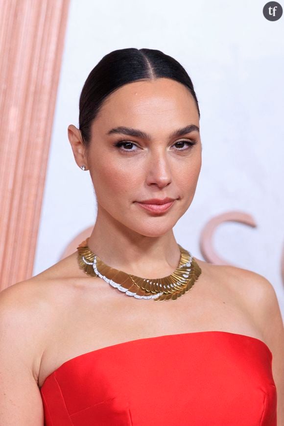 Non, c'est une ribambelle de scandales qui accompagne le nouveau blockbuster où GAL GADOT incarne la célébrissime sorcière et Reine - aux pommes empoisonnées et au miroir facétieux. Un récap est nécessaire pour raconter "l'autre" Blanche Neige : le film, bien plus étonnant et dérangeant, qui s'est joué en coulisses tous ces mois durant...