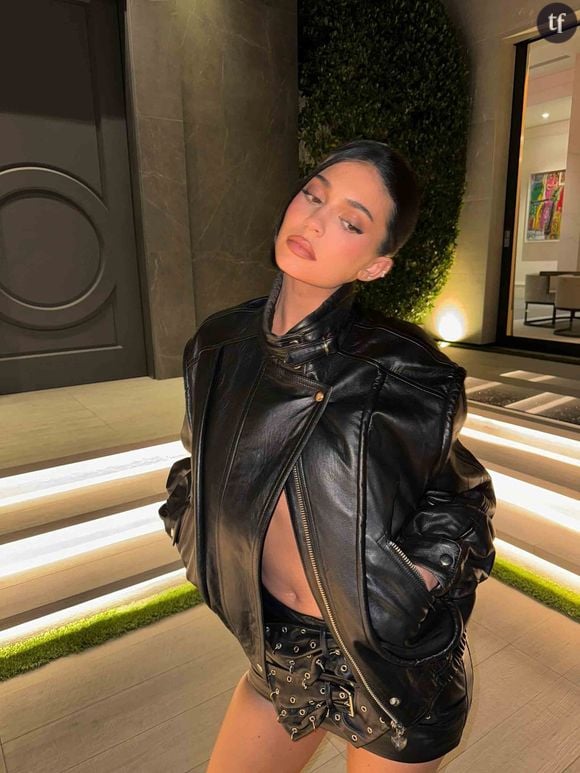 Kylie Jenner rivalise d'aura sur ces toutes nouvelles photos exclusives. Egerie fashion de Valentino, l'influenceuse met à terre ses plus vils haters en se dévoilant glamour à souhait en lingerie sexy.