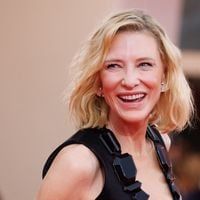 "Si sexy", "Sensuelle et classe" : Cate Blanchett ose une robe hyper décolletée et rayonne en diva glamour, iconoclaste et queer