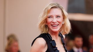 "Si sexy", "Sensuelle et classe" : Cate Blanchett ose une robe hyper décolletée et rayonne en diva glamour, iconoclaste et queer