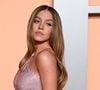 Le physique de Sydney Sweeney est régulièrement commentée, à l'image de celui de nombreuses célébrités. Accusée d'être refait, puis d'être une "menace pour le body positivisme", le corps de Sydney Sweeney est critiqué, sous tous les angles. Dans sa jeunesse déjà, Sydney Sweeney a subi de nombreuses moqueries par rapport à sa poitrine. "Quand j'étais au lycée, je me sentais mal à l'aise face à la taille de mes seins, et je disais que lorsque j'aurais 18 ans, j'allais me les faire refaire pour les rendre plus petits. Et ma mère m'a dit : « Ne fais pas ça. Tu vas le regretter quand tu seras à l'université ». Et je suis tellement contente de ne pas l'avoir fait. Je les aime. Ce sont mes meilleurs amis", avait-elle confié à Glamour.