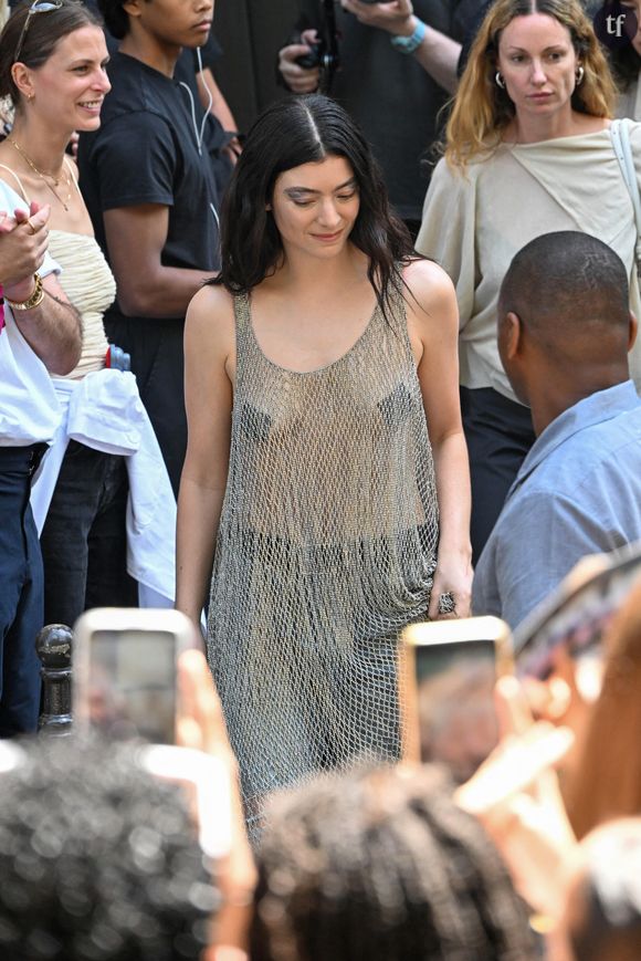 Lorde a misé sur la transparence, une tenue qui ne serait clairement pas passée à Cannes avec le durcissement du dress code ! La chanteuse arborait une robe en cotte de mailles scintillante et entièrement transparente, sous laquelle elle portait un jean et des cache-tétons noirs.