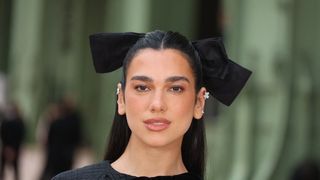 "Quelle beauté" : Dua Lipa flamboie en naked dress sur Instagram, et devient "une sirène" en plein été