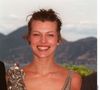 Et Bella Hadid, artiste aussi lookée qu'engagée - pour la Palestine notamment - de lui faire honneur en redoublant de présence sous le regard fasciné des photographes. Ou comment cligner de l'oeil au septième art... Sans être comédienne. Les nostalgiques approuveront la technique. Et la révérence à MILLA JOVOVICH, une actrice trop oubliée aujourd'hui...