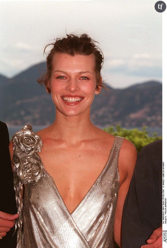 Et Bella Hadid, artiste aussi lookée qu'engagée - pour la Palestine notamment - de lui faire honneur en redoublant de présence sous le regard fasciné des photographes. Ou comment cligner de l'oeil au septième art... Sans être comédienne. Les nostalgiques approuveront la technique. Et la révérence à MILLA JOVOVICH, une actrice trop oubliée aujourd'hui...