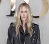 Quelques jours plus tôt, c’est chez Dior que Charlize Theron faisait sensation. Là encore, l'icône du cinéma a joué avec les codes du sexy, en portant un perfecto en cuir à même la peau, associé à un bermuda cargo kaki. La preuve que Charlize Theron continue de s’imposer comme une figure incontournable de la mode.