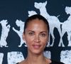Ce samedi 7 juin 2025, Konbini a dévoilé un témoignage poignant de Noémie Lenoir, qui évoque pour la première fois son combat contre l'alcoolisme. La mannequin de 45 ans s'est confiée, sans tabou, sur son addiction et ses conséquences durables.
Noémie Lenoir avoue avoir d'abord commencé à boire de manière festive, à l'âge de 19 ans. "Le jour où je me suis rendu compte que ce n'était plus normal, c'est quand j'étais seule à la maison et que j'ouvrais mes bouteilles de rosé", continue-t-elle.