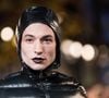 Car cet acteur fiévreux a été arrêté pour agression au second degré. On accuse Ezra Miller de s'être introduit chez un couple pour leur voler des objets, avant de les menacer de les brûler.