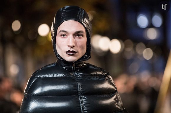 Car cet acteur fiévreux a été arrêté pour agression au second degré. On accuse Ezra Miller de s'être introduit chez un couple pour leur voler des objets, avant de les menacer de les brûler.