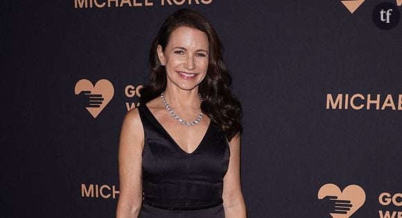Si Kristin Davis admet que la scène faisait "partie intégrante de l'intrigue", elle a eu du mal à la filmer alors que l'équipe de tournage masculine se tenait à proximité et fumait des cigares. Elle raconte avoir confronté l'assistant réalisateur en lui disant : "J'essaie de faire quelque chose sans me sentir gênée. Pourriez-vous déplacer tous ces types ? C'est fou ce qui s'est passé à l'époque." Des propos qui rappellent plus que jamais l'utilité des coordinateurs d'intimité qui émergent sur les plateaux de tournage et dont le rôle est de s’assurer du respect de l’intrigue dans les limites du consentement des acteurs.