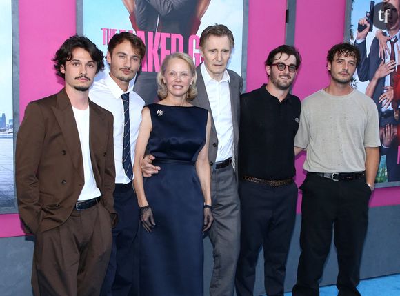 “Ils nous ont piégés !” : Pamela Anderson et Liam Neeson en couple uniquement pour la promotion de leur film ? Les fans sont en colère