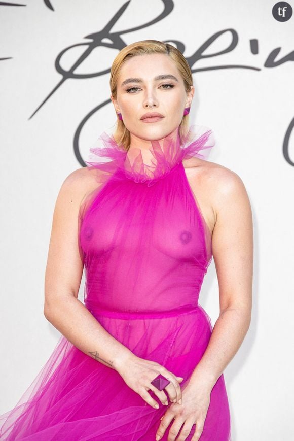 L'actrice britannique avait choqué et réveillé les machos du web. Pourquoi ? Simple: en 2022, elle s'est rendue au défilé Valentino vêtue d'une robe rose fuchsia de la maison de couture italienne. Et ses seins étaient visibles sous le tissu transparent.