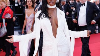 "On comprend rien, arrête", "Aux chiottes" : cette chanteuse de la Star Ac réveille ses haters (racistes) avec cette performance controversée sur scène