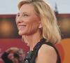 "Cate Blanchett est la définition même de l'élégance intemporelle ! Cette robe est magnifique, et elle la porte parfaitement !", Elle ne rate pas, très élégante !!!, Exquise - une véritable icône de la mode.", lit-on dans les milliers de commentaires engendrés par ce tour de force ayant sidéré les fashionistas du monde entier. Le soleil brille encore plus fort à Venise en cette fin d'été.