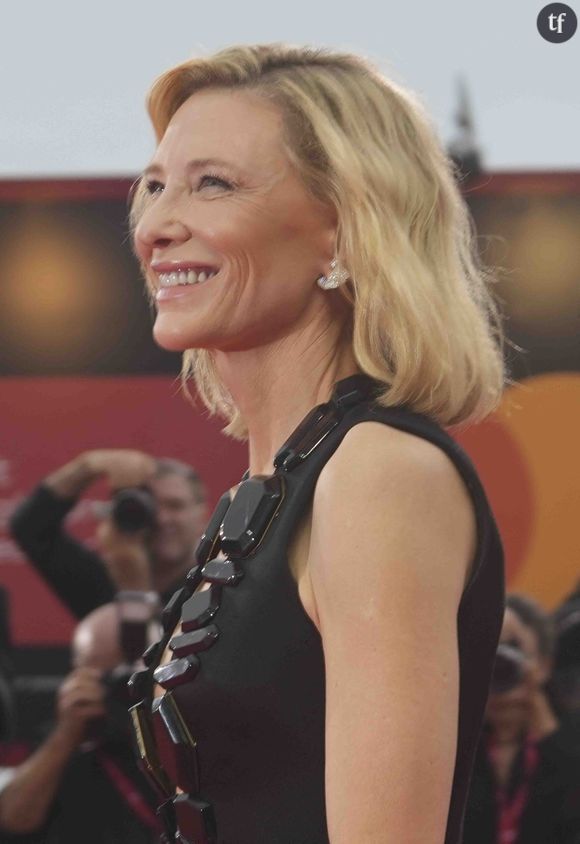 "Cate Blanchett est la définition même de l'élégance intemporelle ! Cette robe est magnifique, et elle la porte parfaitement !", Elle ne rate pas, très élégante !!!, Exquise - une véritable icône de la mode.", lit-on dans les milliers de commentaires engendrés par ce tour de force ayant sidéré les fashionistas du monde entier. Le soleil brille encore plus fort à Venise en cette fin d'été.