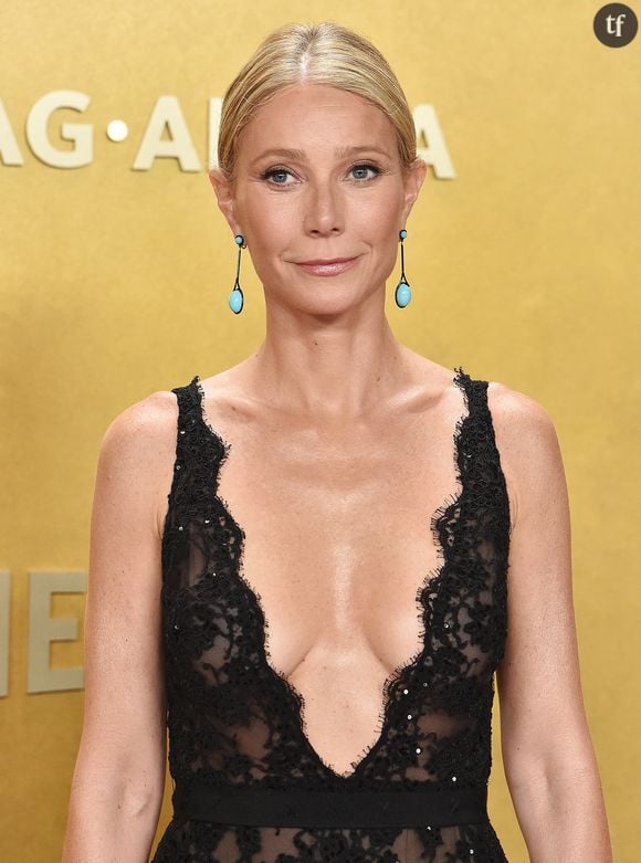 Et aujourd’hui c’est à l’unisson qu’elle revêt des robes très décolletées, comme vous pouvez le constater sur les clichés à retrouver en bas de cet article, des looks qui incarnent une vision pulpeuse et hyper féminine de la célébrité, à la sensualité décomplexée, alors que l’actrice a la cinquantaine assumée subit des réflexions “âgistes”. 

Vous savez, l’âgisme, c’est ce “sexisme anti-vieilles” qui concerne les femmes de plus de quarante ans, abondamment stigmatisées et discriminées, que cela soit au sein du milieu du travail, ou au sein des représentations culturelles - de la société en général.