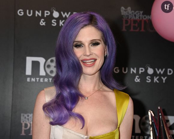 Néanmoins, d’autres jugent bon de rappeler que Sharon et Kelly Osbourne sont en deuil : “Tout le monde semble oublier qu’elles viennent de perdre un membre important de leur famille. Tout le monde fait son deuil différemment… ayez un peu de décence. On juge tellement vite dans notre société”.